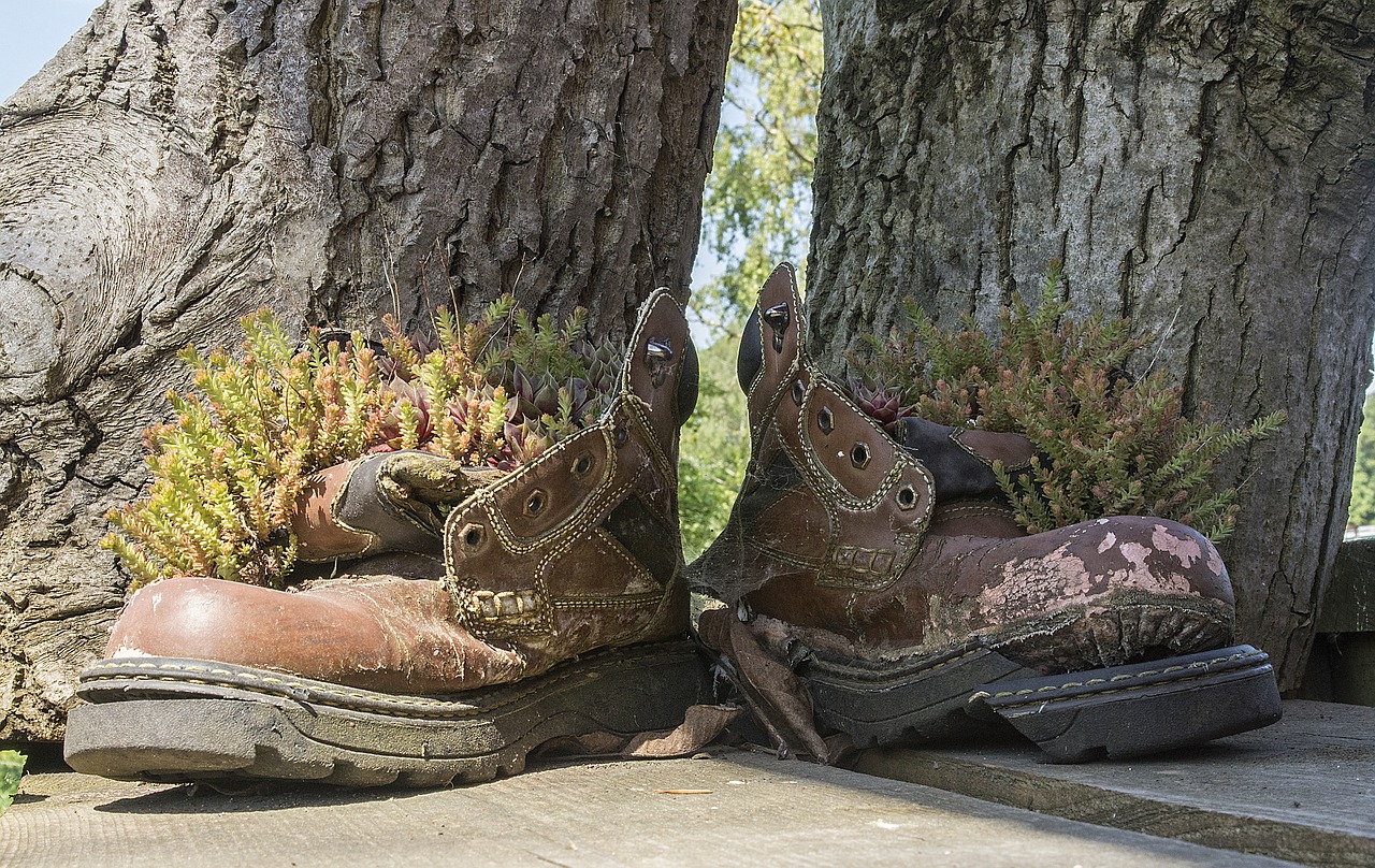 Медленно представляли серебряная ложка рваный башмак. Старая обувь. Старинные ботинки. Рваные ботинки. Дырявые ботинки.
