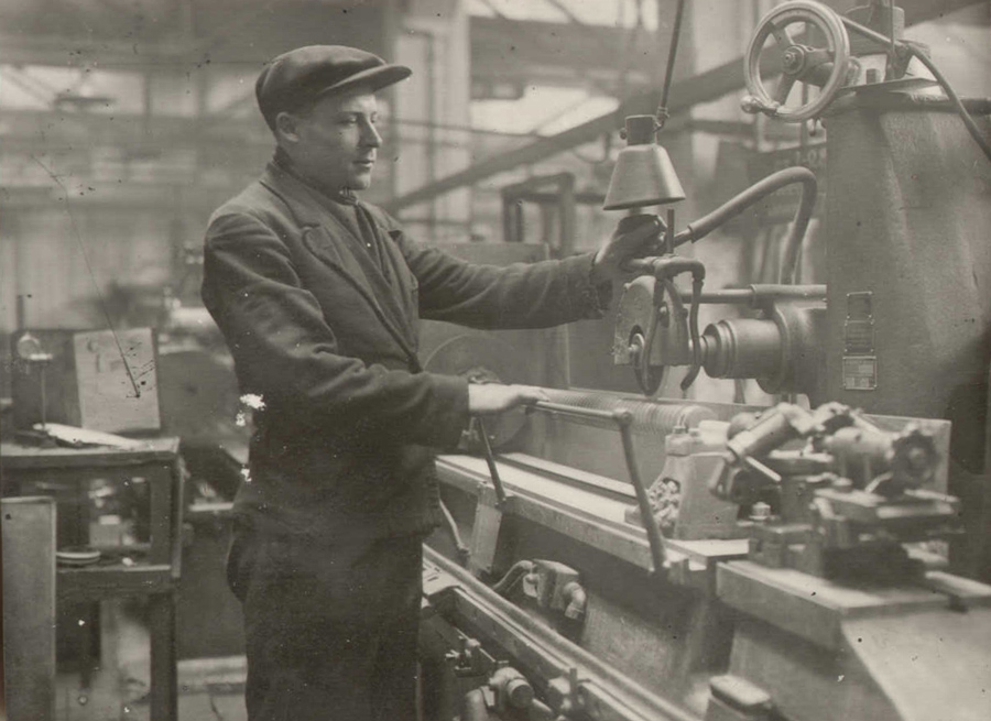 Рабочий 40-х годов соблюдает правила промышленной безопасности