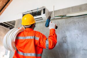 air-conditioner-technician-mechanic-wearing-mask-and-helmet-to-prevent-disease-covid-19-currently-using-electric-drill-to-install-air-conditioner-instrukcia