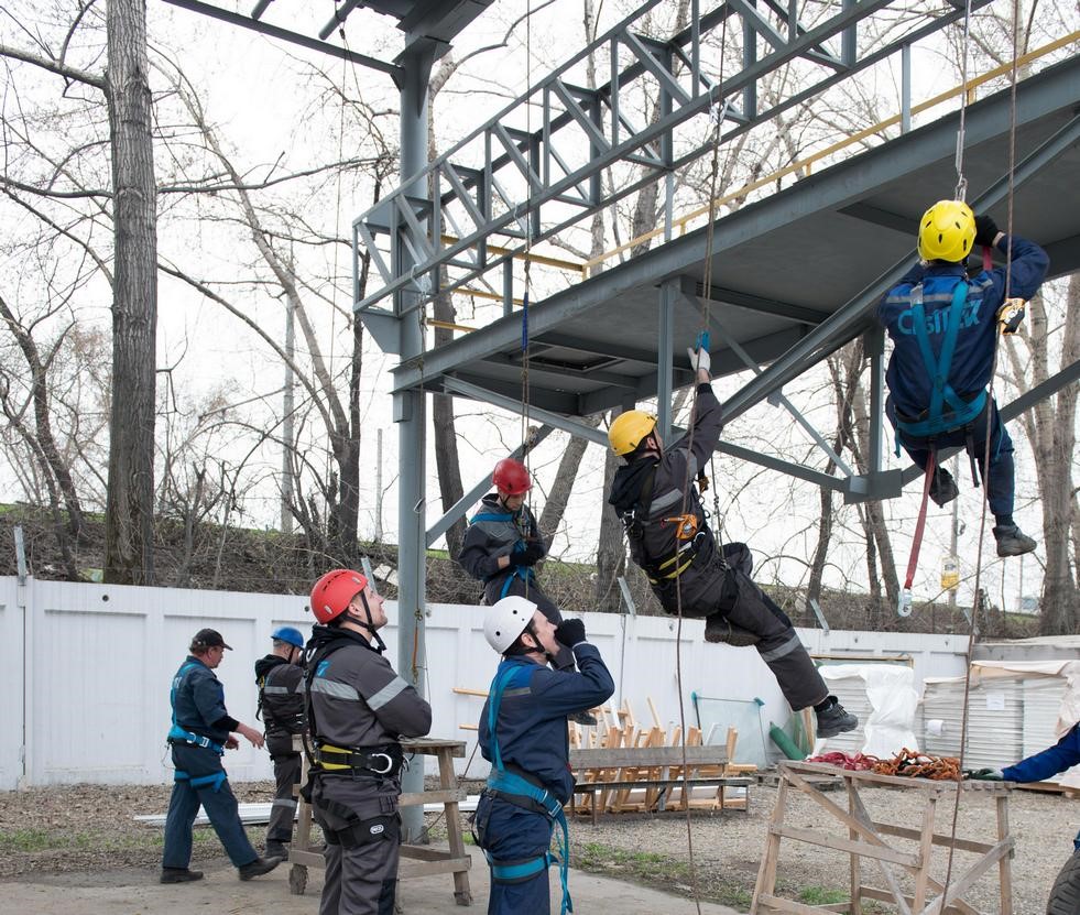 Стажировка работы на высоте. Работы на высоте. Охрана труда на высоте. Трзрана труда на вы оте. Монтажные площадки на высоте.