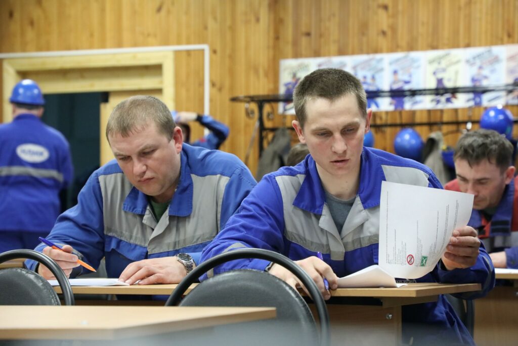 Новый порядок обучения по охране труда для рядовых рабочих и руководства